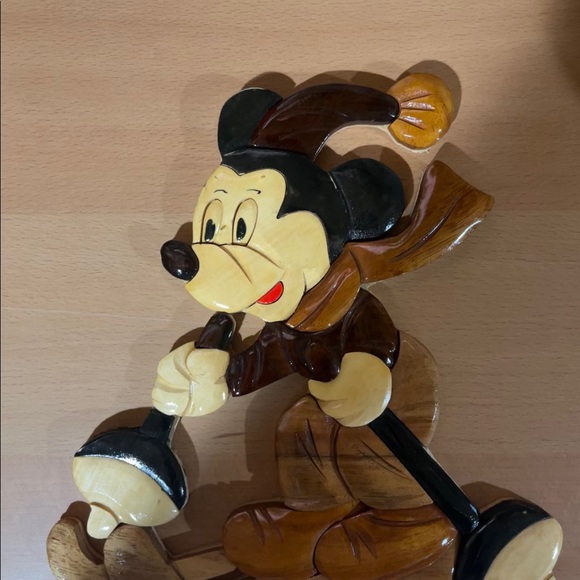 Mickey Mouse made out of wood skiing - Picture 3 of 8